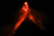 影/「染紅夜空」！菲律賓馬永火山開始噴發熔岩　逾1.4萬人緊急疏散