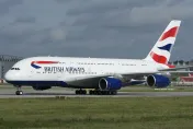 英航菜鳥空姐誤觸「逃生梯開關」　耽誤航班5小時致公司損失193萬