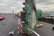 影/國3竹山段小車追尾大貨車！路肩起火　大貨車當場翻覆