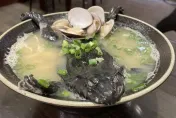 比大王具足蟲還噁！「青蛙拉麵」整隻扒在碗上　一坨黑畫面曝光