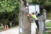 網美？亡美？她危攀「玉山登山口石碑」被罵爆　玉管處：無法可罰