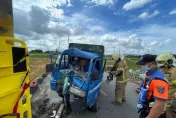 快訊/柳營酪農區小貨車打滑撞電桿　車頭變形！駕駛緊急救出