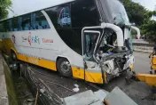 南投客運深夜自撞護欄！車頭全爛　還墜溝摧毀電箱「至今仍停電」
