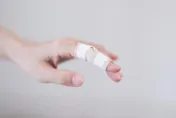 乾咳疲憊2個月未好！罹罕病「硬皮症」醫示警：女生發病是男生4倍