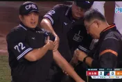 影/有夠衰！中職主審「百觸王」吳家維單場4球吻　學弟胡金龍最狠