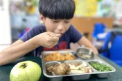 桃園市營養午餐續升級！學校合作當地農民　學生體驗拔綠竹筍加菜