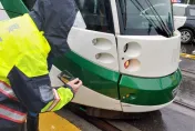 快訊/高雄輕軌雨天出撞況！遭機車擦撞又肇逃　15名乘客通勤受影響