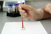 帶孫上街遇鄰居稱「孩子不像爸爸」　嬤領兩人做親子鑑定發現驚人秘密