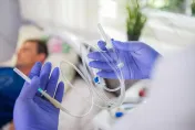 用錯鼻胃管恐致嚴重後果！6旬翁數次嗆咳、發燒　就醫才知患「吸入性肺炎」