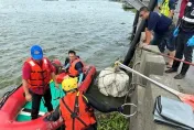 快訊/東石港驚見「趴姿」男浮屍！70歲阿伯「卡蚵棚屍腐爛」