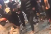 下跪被打還鞠躬道謝！花蓮街頭私刑…警逮3人到案稱「他自己同意」