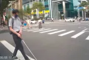 影/視障者迷失方向！騎士跳車「極速救援」畫面曝　路人阿伯遠方比讚