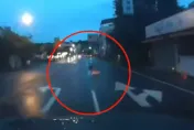 影/苗栗也有碰瓷出沒！行車突遇婦人「趴倒車道」超驚險…駕駛傻眼急煞險輾斃
