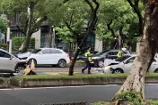 快訊/北市中山北路對撞車禍　2車車頭全毀整條路塞爆了