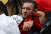 格鬥天王看個NBA到處惹事！先KO吉祥物　又被女性控「對我施暴」