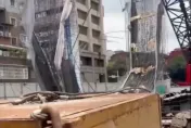 影/悚！台北工地20噸鋼筋從天而降　砸中路旁車輛