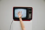 壞掉的電視半夜自己打開！她一查看「沒有插頭」　網：貞子爬出來齁