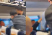 影/凍未條！大叔高鐵上脫鞋「狂飄鹹魚味」　無視旁人勸說「加碼」上演全武行