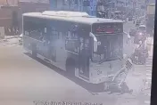 影/高雄公車吞人！左轉撞重機　騎士捲入車底「斷腳」送醫