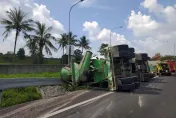 快訊/台南新營交流道水泥車翻覆　駕駛受困車內「頭部變形」明顯死亡