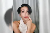 伸手緊抓IU遭圍剿！莫莉遭狠嗆「怎不去死一死」…隔1月崩潰認：身心快撐不下去