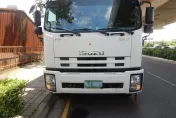 影/台中死亡車禍！大貨車綠燈起步超車女騎士　下一秒「她遭捲進輪下輾爆肚」