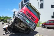 影/卡天坑瞬間曝光！台南安平水泥車緩步行進突然「左後輪被吃掉」