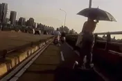 移動神主牌！露背辣妹撐大傘「踩平衡車」攻福和橋　騎士嚇歪