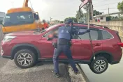 生死蹺蹺板！休旅車窄巷迴轉頭過身沒過「半截懸空」 駕駛狂催油門10分待救