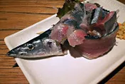 男子吃下魚刺不以為意　腹痛數日就醫驚見「腸穿孔」恐釀敗血症！