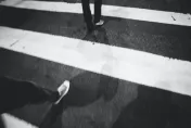 台中行人地獄！短裙女斑馬線讓車先過　慘遭擦撞翻地滾2圈