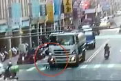 影/驚悚畫面曝！油罐車活吞腳踏車　婦人受困車底嚇傻幸僅輕傷