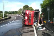 岡山交流道垃圾車事故！側翻出口匝道交通一度受阻　警出動吊車排除