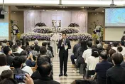 陳凱倫悲痛送母最後一程！自爆癌症還沒好：演藝圈我夠了