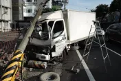 屏東端午節驚傳車禍！2小貨車激烈對撞　連電線杆也遭殃被撞斷