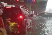 快訊/雨彈狂轟！新北中和泡水嚴重列一級淹水警戒　網PO影片嘆：水上樂園？