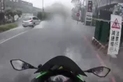 影/中和大雨狂炸街頭現「水上摩托車」奇景　網友驚：是開車還是開船？