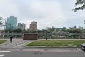 快訊/愛河畔驚魂！男持磚頭隨機襲擊路人　民眾急逃報警