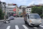 快訊/取締闖紅燈違規遭貨車撞飛　新北員警受傷送醫
