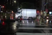 影/硬闖紅燈！新莊男「連閃3輛車」　下秒遭小貨車撞倒昏迷急救