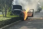 影/關鍵一分鐘！人才剛拖出…車輛即遭「火舌吞噬」　駕駛自撞分隔島昏迷獲路人相救