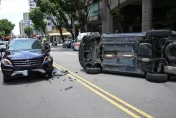 影/台中婦左轉「親上」賓士車！側身兩輪平衡2秒後翻覆