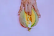 喪夫太痛得了「寡婦之火」！媽媽瘋狂與5男一夜情　女兒嘆：她很享受