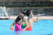 高中生夏天玩水眼睛痛到張不開　醫生：日光造成眼灼傷　嚴重恐失明