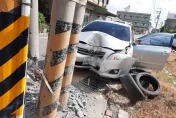 快訊/苗栗二寶媽自撞水泥燈柱「車頭嚴重凹陷」　母子3人輕傷送醫