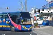 影/完美停車主視角！台南遊覽車橫切　貨車急閃「迴轉」駛入對向車格