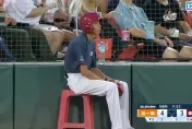 影/中職球僮淡定哥！坐著不動沒收界外球　網讚：未來可能是球王