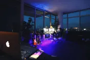 大半夜送珍奶！姊忘敲門直闖撞見「弟弟看片DIY」　網歪樓：還缺弟弟嗎？