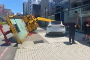快訊/特斯拉車禍送廠、吊車翻覆再創傷　吊臂擊破展間玻璃
