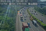 快訊／下班注意！國1北上泰山路段小貨車翻覆　車流回堵5公里